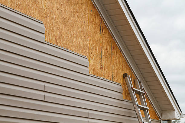 Professional Vinyl Siding technician working in White Marsh, MD